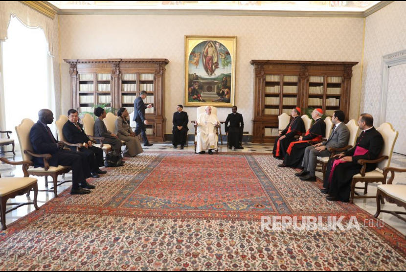 Wakil Presiden RI ke-10 & 12 Jusuf Kalla bertemu Paus Fransiskus bersama Dewan Juri Zayed Award for Human Fraternity, Jumat 23/10/2020 di Private Library Paus di Vatikan.