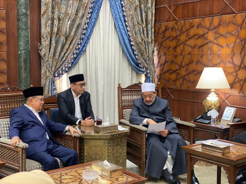 Wakil presiden RI ke-10 dan 12 Jusuf Kalla mengadakan kunjungan balasan ke Grand Syaikh Al-Azhar (GSA), Ahmad Thoyib, di kantornya di Kairo, Rabu (5/10/2022).