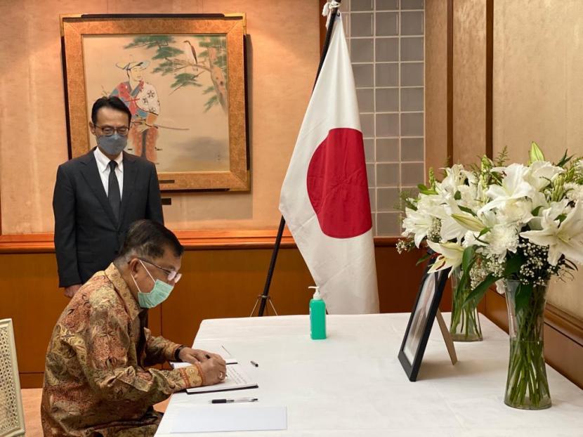 Wakil Presiden RI ke 10 dan 12 Jusuf Kalla (JK) mendatangi kantor Kedutaan Besar Jepang untuk menyampaikan duka cita atas meninggalnya mantan Perdana Menteri Jepang, Shinzo Abe, Rabu (13/7). 
