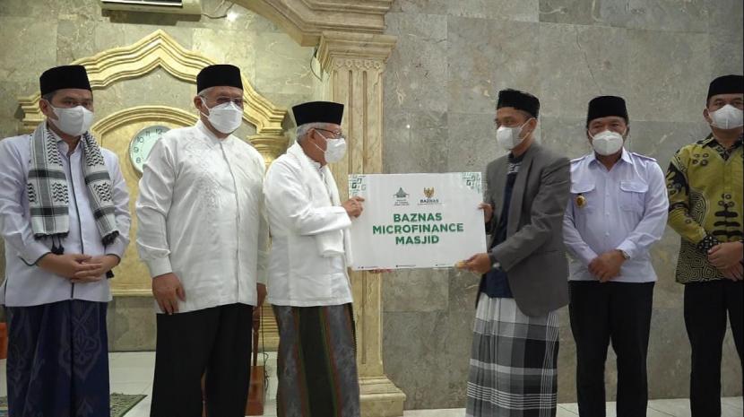 Wakil Presiden RI, KH Maruf Amin bersama Badan Amil Zakat Nasional (Baznas) menyerahkan program bantuan Baznas Microfinance Masjid kepada jamaah Masjid At Taqwa, di Pondok Cabe Udik, Tangerang Selatan, Banten, Jumat (11/11/2022). 
