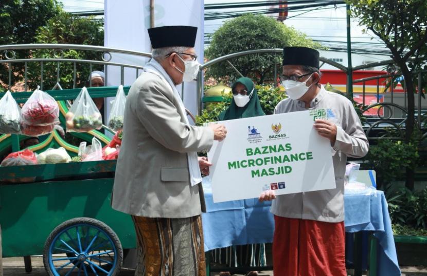Wakil Presiden RI, KH Ma`ruf Amin bersama Badan Amil Zakat Nasional (BAZNAS) menyerahkan program bantuan BAZNAS Microfinance Masjid kepada jemaah Masjid Raya At-Takwa, Matraman, Jakarta Timur, Jumat (6/1/2023).
