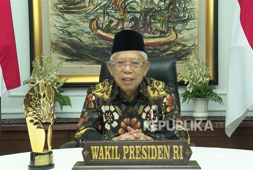 Wakil Presiden RI KH Maruf Amin memberikan sambutan dalam acara Anugerah Syariah Republika 2020 yang diselenggarakan secara daring di Jakarta, Senin (21/12).  