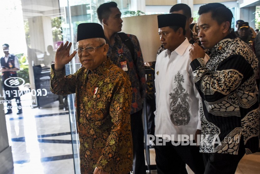 Wakil Presiden RI Ma'ruf Amin melambaikan tangan usai menghadiri World Zakat Forum di Crowne Plaza Hotel, Kota Bandung, Selasa (5/11).