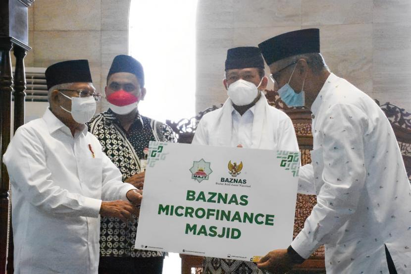Wakil Presiden RI Maruf Amin bersama Baznas menyerahkan program bantuan Baznas Microfinance Masjid kepada jemaah Masjid Agung Jawa Tengah, Kota Semarang, Jumat (18/11/2022).