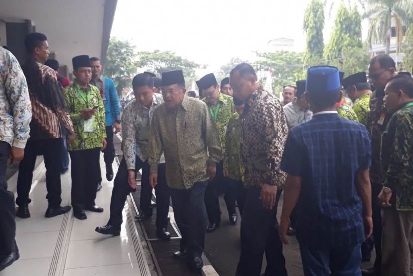 Wakil Presiden RI Muhammad Jusuf Kalla (JK) menghadiri acara Muktamar VII Dewan Masjid Indonesia (DMI) di Arsama Haji Pondok Gede, Jakarta Timur, Sabtu (11/11).
