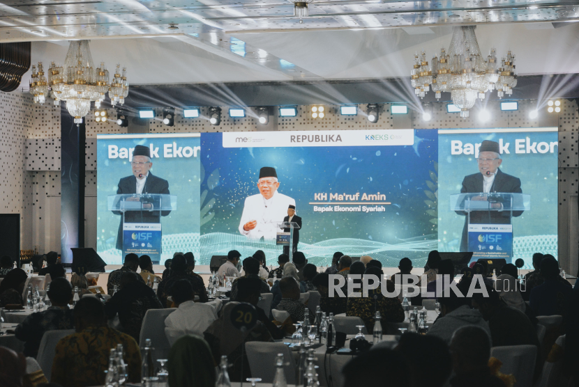 Wakil Presiden RI periode 2019-2024 KH Maruf Amin menyampaikan sambutan dalam puncak acara Indonesia Sharia Forum 2025 yang digelar Republika bersama KNEKS di Jakarta, Senin (26/5/2025). 