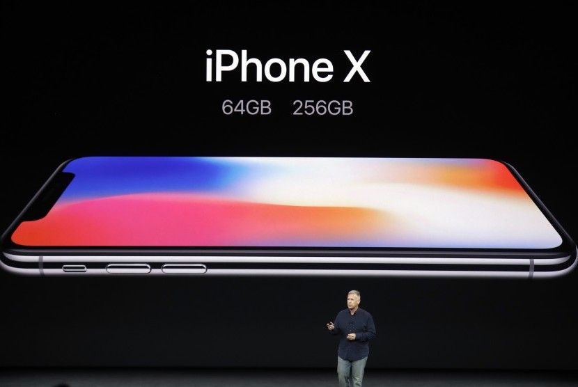 Wakil presiden senior Apple, Phil Schiller sedang membahas fitur iPhone X di Teater Steve Jobs, kampus Apple yang baru, Selasa (12/9) Cupertino, California.