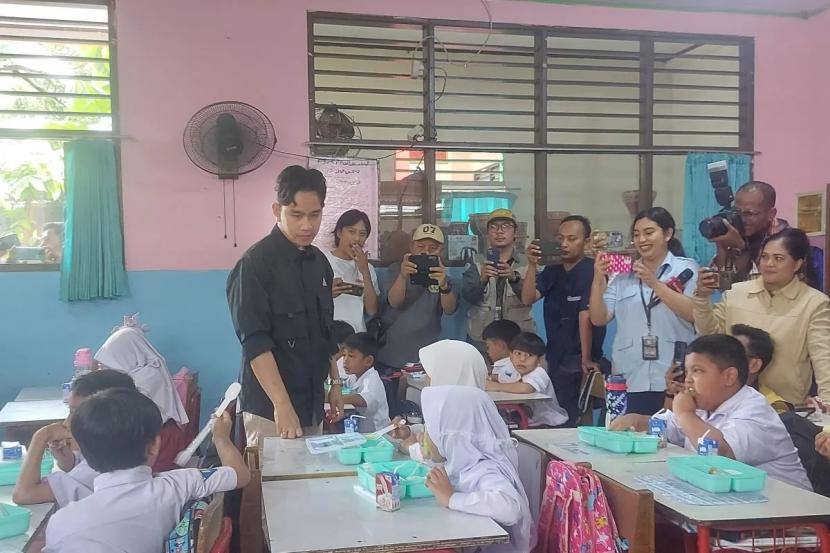 Wakil Presiden Terpilih Gibran Rakabumi Rakang memantau pelaksanaan uji coba makan bergizi gratis di SDN 4 Kota Tangerang, Senin (5/8/2024).