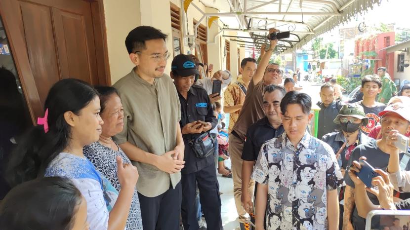 Wakil Presiden Terpilih Gibran Rakabuming Raka melakukan blusukan bersama KGPAA Mangkunegara X alias Gusti Bhre di Kampung Harmoni, Kelurahan Mojo, Kecamatan Pasar Kliwon, Kota Solo, Jawa Tengah, Jumat (26/7/2024).