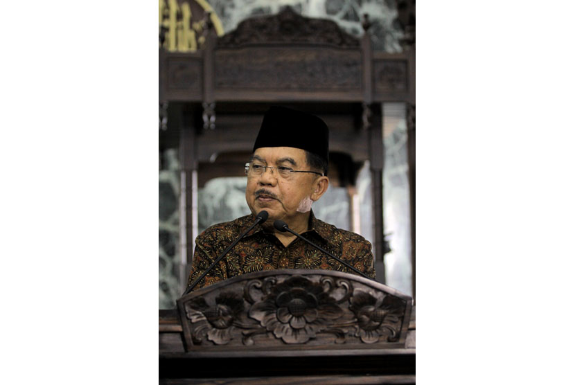    Wakil Presiden terpilih Jusuf Kalla memberikan ceramah di Masjid Sunda Kelapa, Jakarta, Ahad (19/10). (Antara/Muhammad Adimaja)