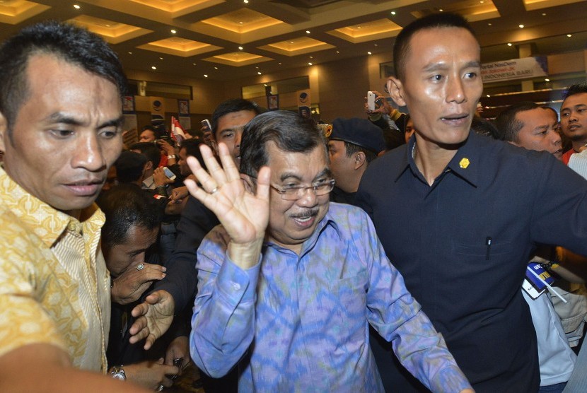 Wakil Presiden terpilih Jusuf Kalla (tengah) mendapatkan pengawalan dari personil Pasukan Pengamanan Presiden (Paspampres) (kanan) 