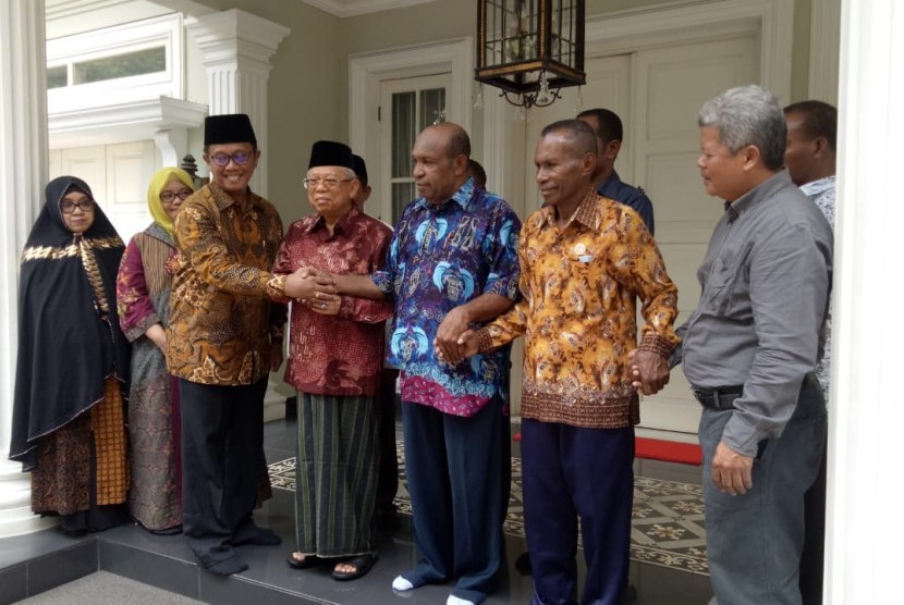 Wakil presiden terpilih, KH Ma'ruf Amin menerima kunjungan sejumlah pendeta asal Papua, di kediamannya di Jalan Situbondo nomor 12, Menteng, Jakarta Pusat, Kamis (5/9). 