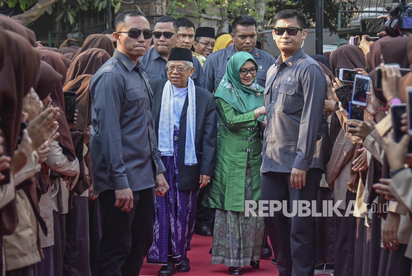 Wakil Presiden terpilih periode 2019-2024 KH Ma'ruf Amin (kedua kiri) menghadiri acara silaturahmi lintas agama di Universitas NU di Mataram, NTB, Sabtu (12/10/2019). 
