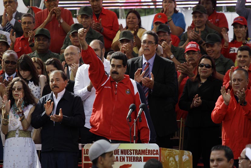 Wakil Presiden Venezuela Nicolas Maduro (tengah),mengepalkan tangannya saat pelantikan secara simbolis Presiden Venezuela Hugo Chavez diluar Istana Presiden Miraflores di Caracas, Venezuela, Kamis (10/1).   (AP/Fernando Llano)