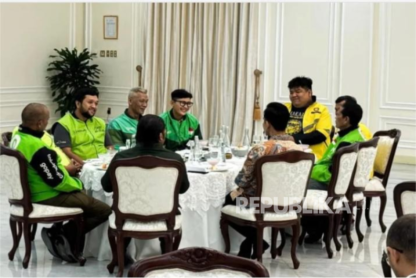Wakil Presiden (Wapres) Gibran Rakabuming Raka bertemu pengemudi ojol Gojek dan Grab di Istana Wapres, Jakarta Pusat, Ahad (31/8/2025).