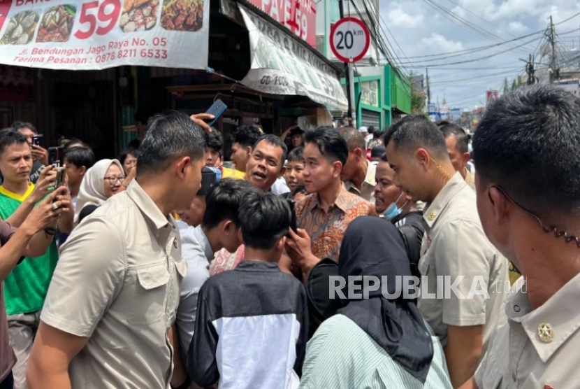 Wakil Presiden (Wapres) Gibran Rakabuming Raka mengunjungi salah satu titik banjir di Pondok Gede Permai, Kota Bekasi, Jawa Barat, Rabu (5/3/2025). 