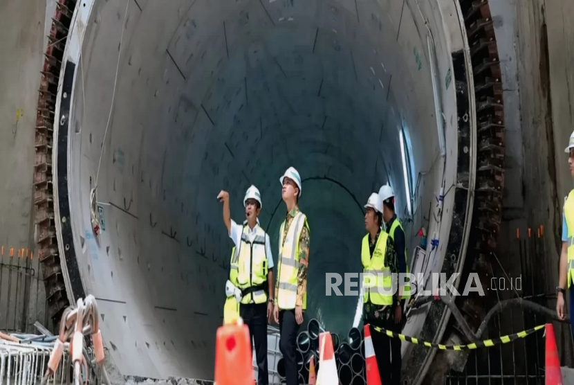 Wakil Presiden (Wapres) Gibran Rakabuming Raka meninjau proyek MRT Fase 2A Glodok-Kota, Jakarta Barat, Rabu (18/12/2024).