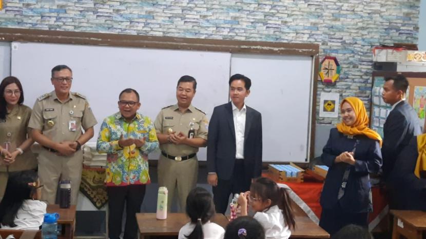 Wakil Presiden (Wapres) Gibran Rakabuming Raka meninjau uji coba makan bergizi gratis di sekolah.