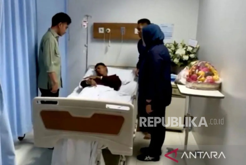 Wakil Presiden (Wapres) Gibran Rakabuming Raka menjenguk beberapa warga di Rumah Sakit Cipto Mangunkusumo (RSCM) dan RS Pelni, Jakarta yang menjadi korban luka-luka akibat dampak bentrok massa aksi dan polisi.