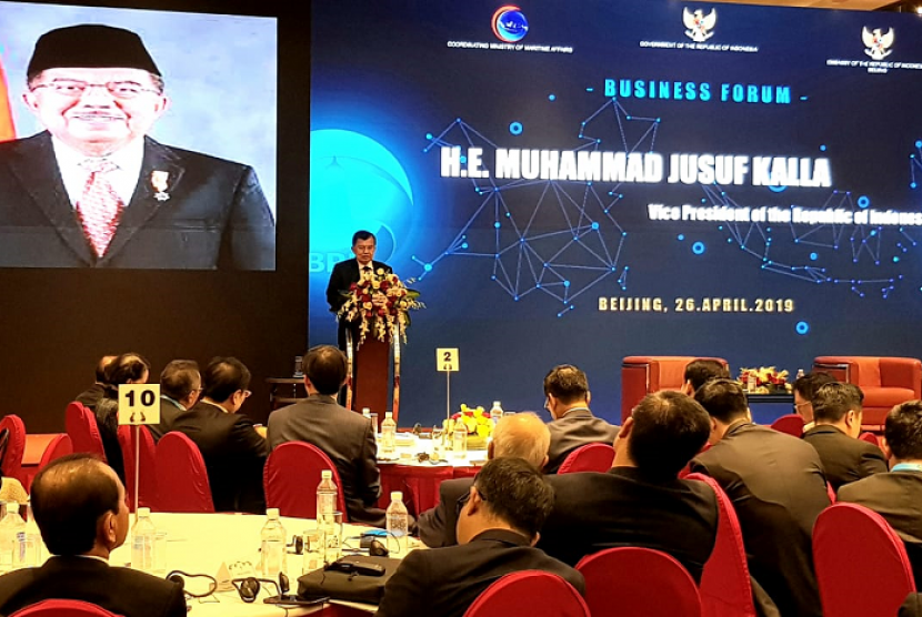 Wakil Presiden (Wapres) Jusuf Kalla saat memberikan pidato kunci pada Business Forum di Hotel Kempinski, Beijing, di sela-sela kunjungannya ke Cina, Jum'at Sore (26/4).  