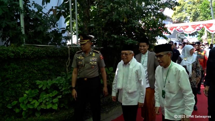 Wakil Presiden (Wapres) K.H. Maruf Amin bersilaturahmi dengan Dewan Pengasuh Pondok Pesantren (Ponpes) Annuqayah dan para ulama se-Kabupaten Sumenep di Ponpes Annuqayah, Guluk-guluk Timur I, Guluk-guluk, Sumenep, Jawa Timur (Jatim), Rabu (09/08/2023).