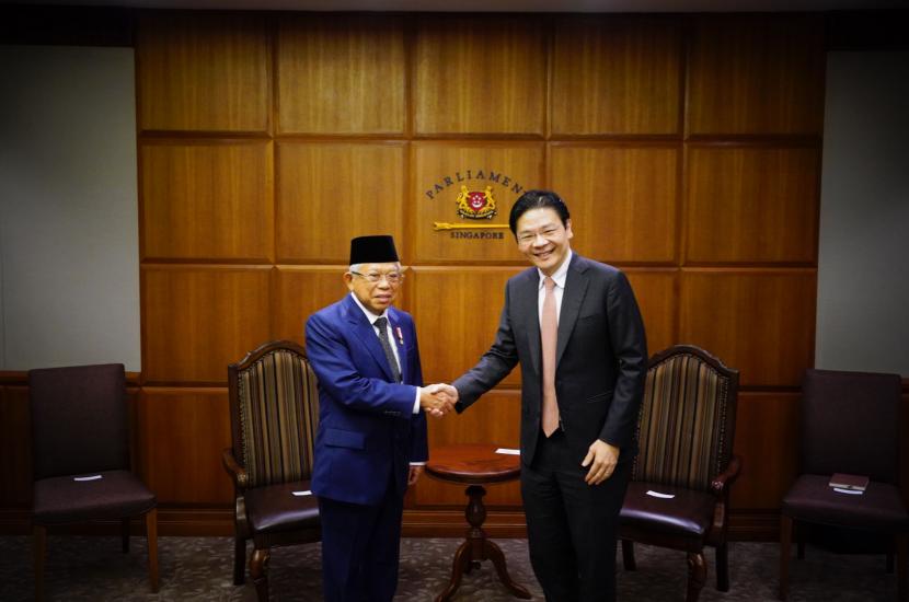 Wakil Presiden (Wapres) K.H. Maruf Amin bertemu Wakil Perdana Menteri Singapura Lawrence Wong di Parliament Of Singapore, Selasa (18/10/2022).  Wapres: Indonesia dan Singapura Harus Tangkap Peluang Kerja Sama Produk Halal