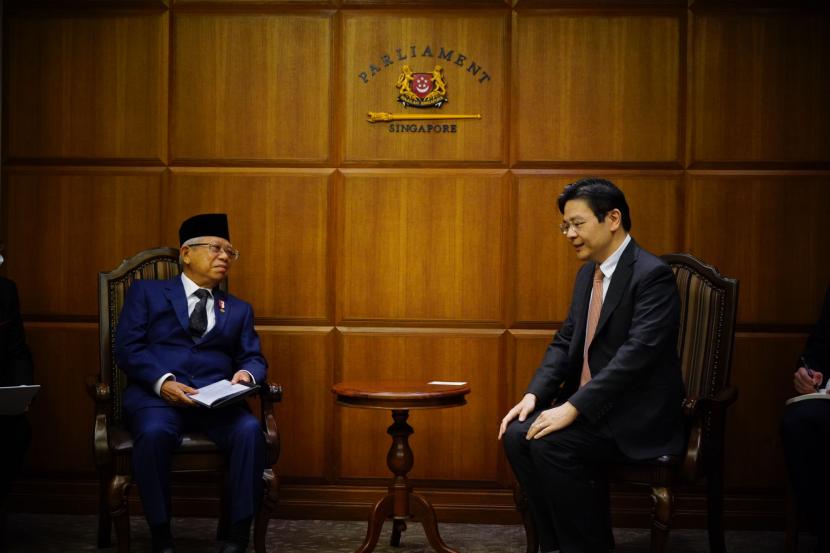 Wakil Presiden (Wapres) K.H. Maruf Amin bertemu Wakil Perdana Menteri Singapura Lawrence Wong di Parliament Of Singapore, Selasa (18/10/2022). 