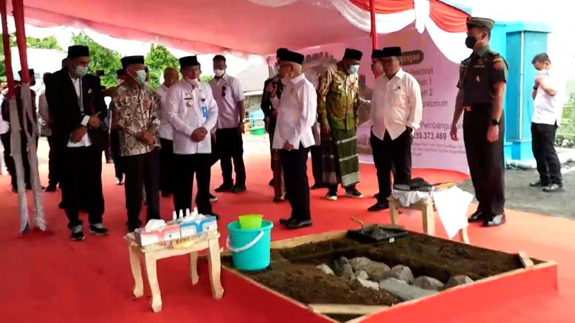 Wakil Presiden (Wapres) K. H. Maruf Amin melakukan peletakan batu pertama pembangunan gedung Universitas Nahdlatul Ulama Maluku Utara, Tobololo, Kota Ternate.