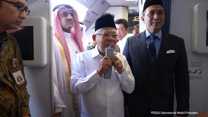 Wakil Presiden (Wapres) K.H. Maruf Amin melepas Jamaah Haji Solo Kloter 70 sebanyak 360 orang, di Bandara Internasional Adi Soemarmo, Jumat (31/05/2024).