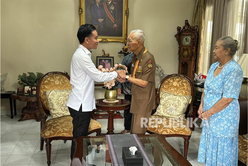 Wakil Presiden (Wapres) RI Gibran Rakabuming Raka bersilaturahim ke kediaman Wapres ke-6 RI Jenderal (Purn) Try Sutrisno di kawasan Menteng, Jakarta Pusat, Rabu (13/8/2025). 