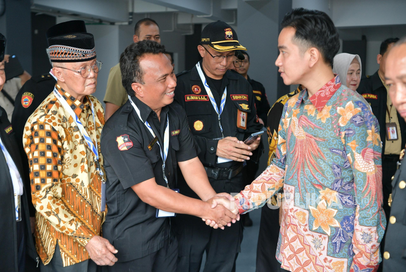 Wakil Presiden (Wapres) RI Gibran Rakabuming Raka meresmikan Kantor Pusat Senkom Mitra Polri di Lubang Buaya, Kecamatan Cipayung, Jakarta Timur, Kamis (17/7/2025). 