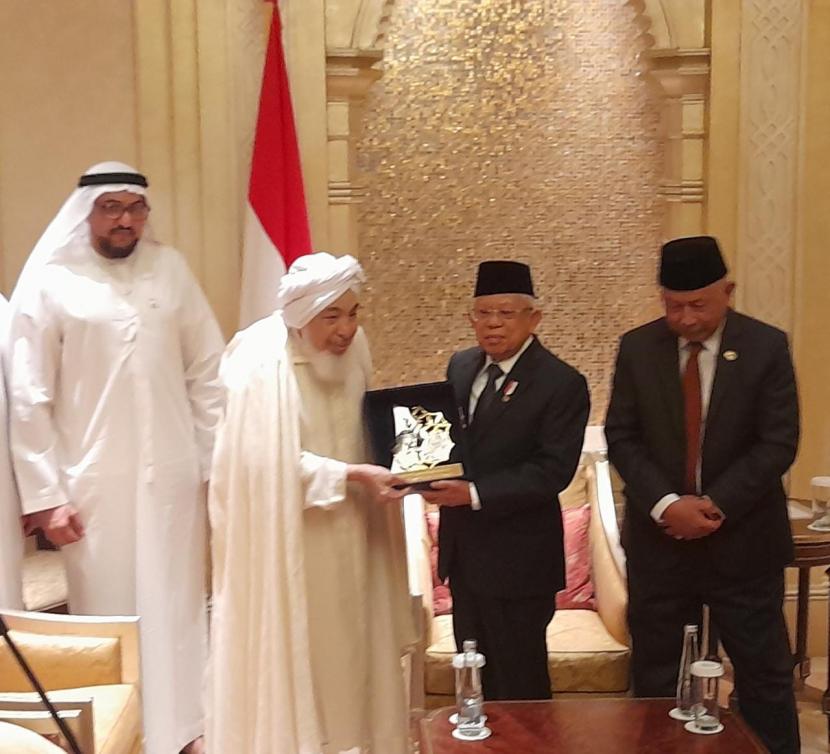 Wakil Presiden (Wapres) RI KH Maruf Amin mewakili Presiden RI Joko Widodo (Jokowi) menerima Anugerah Perdamaian dari Forum Perdamaian Abu Dhabi atau Abu Dhabi Forum for Peace (ADFP) di Abu Dhabi, Uni Emirat Arab (UEA) pada Rabu (2/11/2022) 