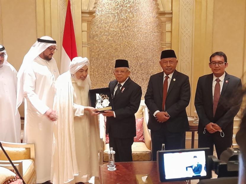 Wakil Presiden (Wapres) RI KH Maruf Amin mewakili Presiden RI Joko Widodo (Jokowi) menerima Anugerah Perdamaian dari Forum Perdamaian Abu Dhabi atau Abu Dhabi Forum for Peace (ADFP) di Abu Dhabi, Uni Emirat Arab (UEA) pada Rabu (2/11/2022) 