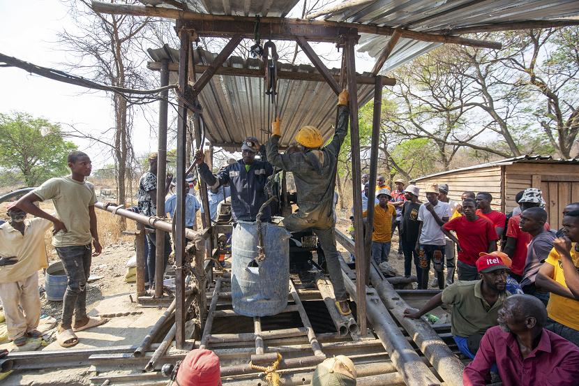 Wakil Presiden Zimbabwe Constantino Chiwenga mengatakan total korban tewas dalam insiden tambang emas ambruk diperkirakan naik menjadi 13 orang.