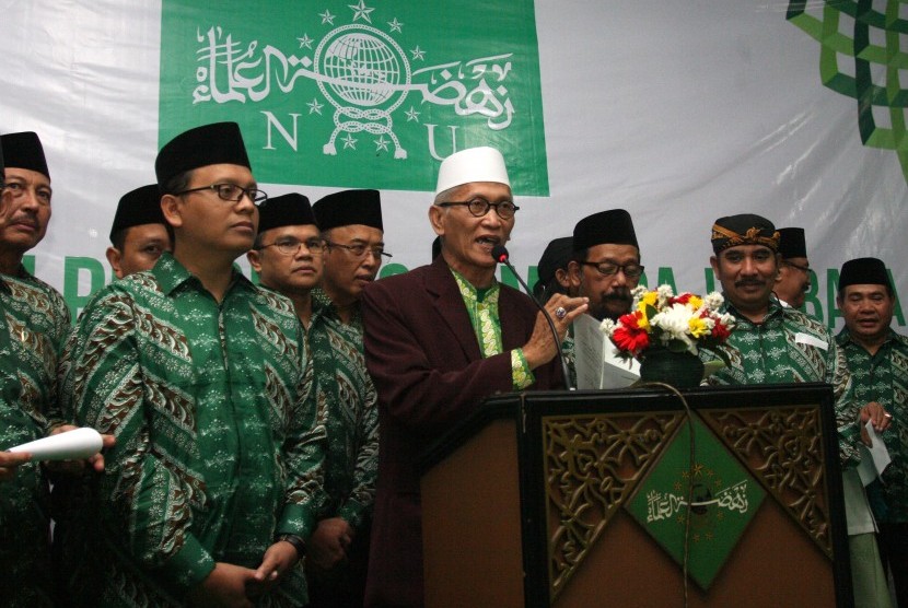 Wakil Rais Aam PBNU KH Miftahul Akhyar (tengah) bersama sejumlah pengurus lembaga PBNU ketika Pelantikan pengurus lembaga-lembaga Pengurus Besar Nahdlatul Ulama (PBNU) masa bakti 2015-2020 di kantor PBNU, Jakarta, Rabu (16/9) malam. 