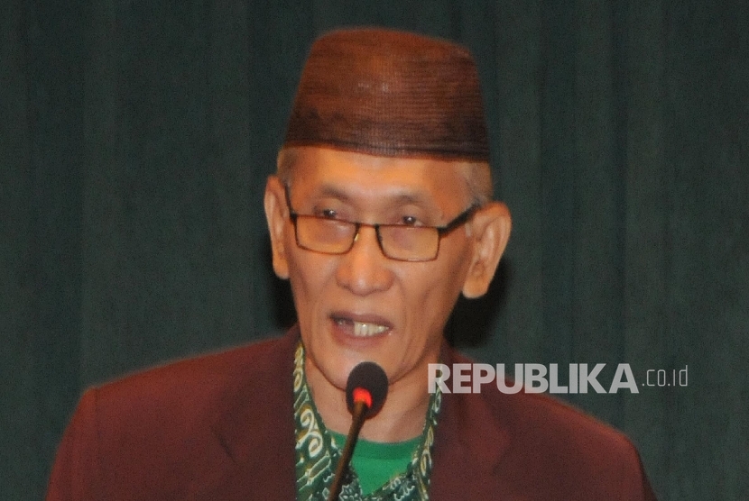 Wakil Rais Aam Syuriyah PBNU KH Miftahul Akhyar memberikan pernyataan sikap terkait dengan perilaku penyimpangan seksual dan penanganannya di Jakarta, Kamis (25/2).  (Republika/Darmawan)