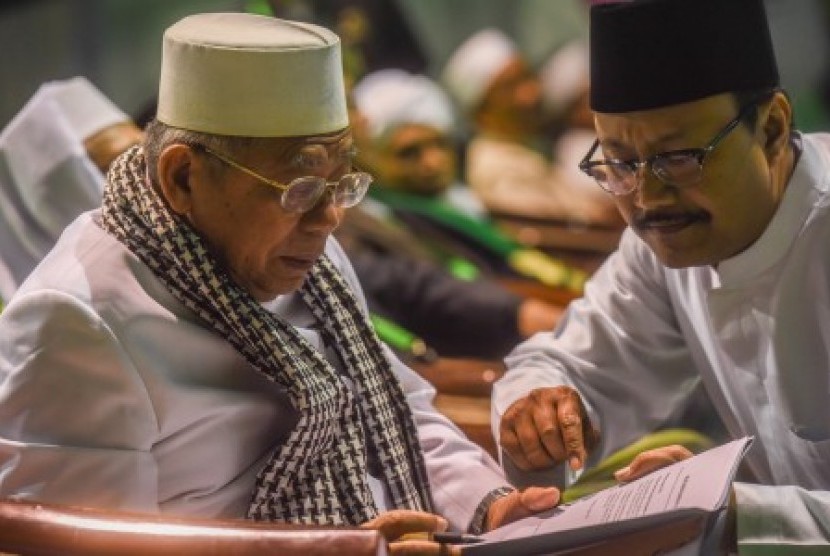 Wakil Rais Aam terpilih KH Maruf Amin (kanan) didampingi Ketua Panitia Daerah Muktamar NU ke-33 Saifullah Yusuf (kiri) menandatangani sebuah dokumen seusai sidang pemilihan Rais Aam PBNU 2015-2020 pada Muktamar NU ke-33 di Jombang, Jawa Timur, Rabu (5/8).