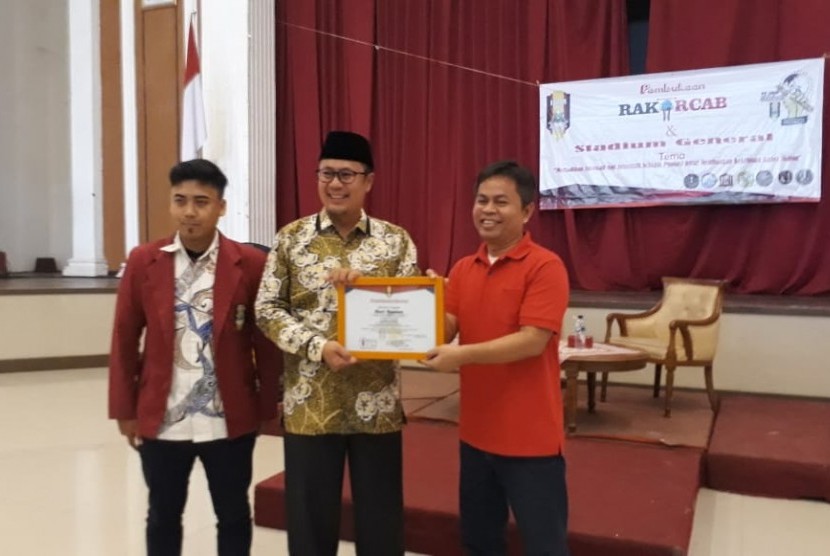 Wakil Redaktur Pelaksana Harian Republika Heri Ruslan dan Wali Kota Sukabumi Achmad Fahmi pada saat menghadiri pembentukan madrasah jurnalistik Ikatan Mahasiswa Muhammadiyah (IMM) Sukabumi di Gedung Juang 45 Kota Sukabumi, Sabtu (12/10)