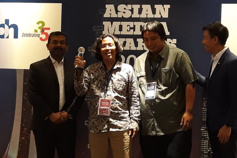 Wakil Redaktur Pelaksana Republika Sri Kumara Dewatasari, menerima piala perunggu di Asian Media Awards, yang berlangsung di wahana Singapore's Flyer.Rabu (8/5) malam.