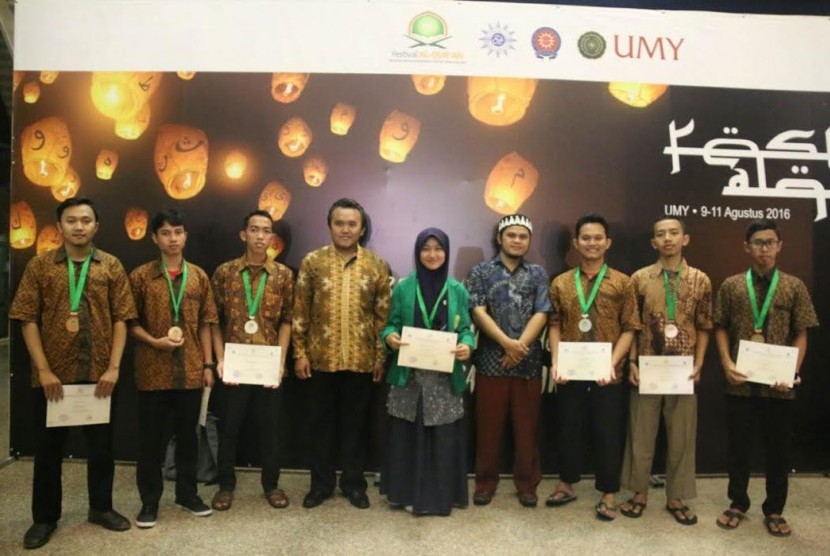 Wakil Rektor 3 UMJ bersama mahasiswa UMJ peraih juara festival Alquran.