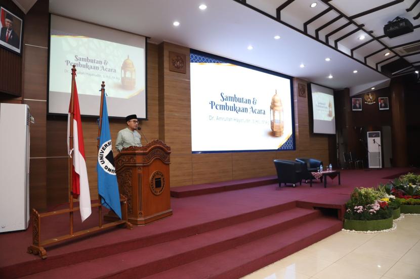 Wakil Rektor 3 Unisba Amrullah Hayatudin saat membuka acara Tarhib Ramadhan