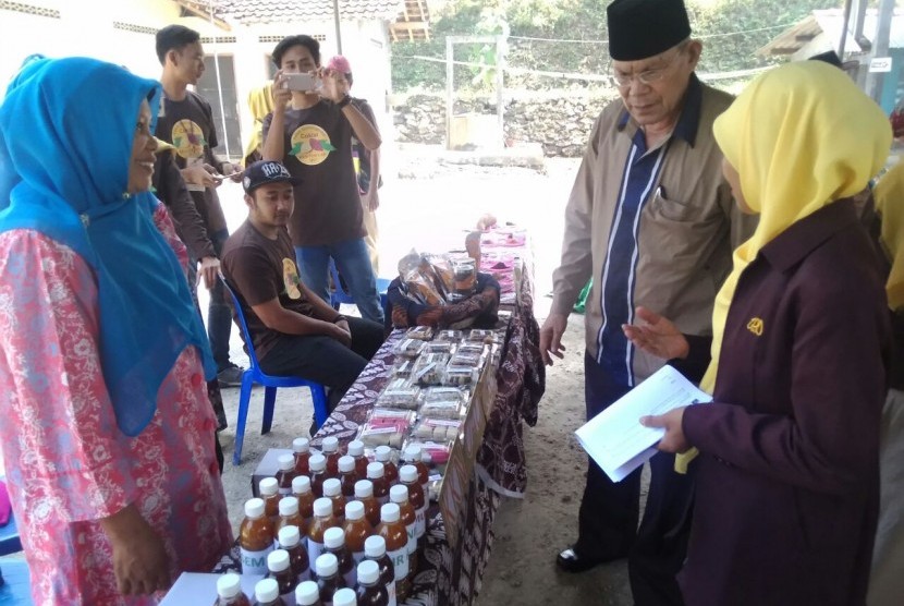 Wakil Rektor 4 UAD, Prof Sarbiran, saat mengunjungi lokasi KKN PPM UAD di Desa Ngoro-Ngoro, Kecamatan Patuk, Gunung Kidul, Kamis (31/8).