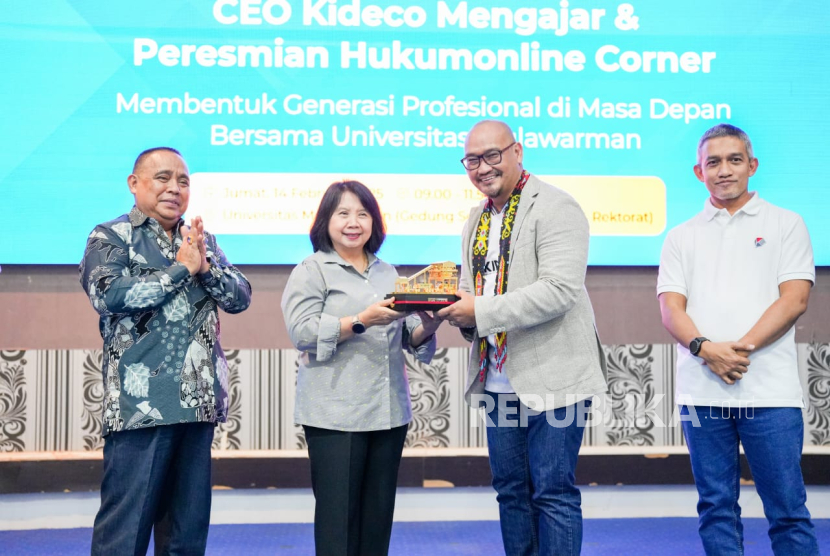 Wakil Rektor Bidang Kemahasiswaan dan Alumni Universitas Mulawarman (Unmul), Prof. Moh. Bahzar, Wakil Rektor Bidang Umum SDM dan Keuangan Ir. Sukartiningsih, M. Sc. IPU, Ph.D, Direktur Utama Kideco M. Kurnia Ariawan, Direktur Legal & Corporate Affairs Kideco, Arif Kayanto. Di acara peresmian Hukumonline Corner, di Universitas Mulawarman, Samarinda, Kalimantan Timur, Jumat (12/2/2025).