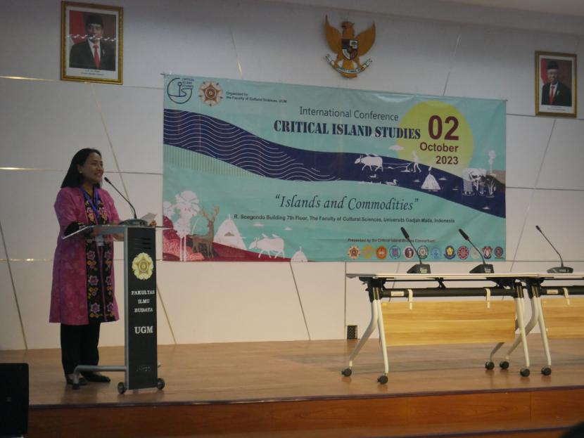 Wakil Rektor Bidang Pendidikan dan Pengajaran UGM, Wening Udasmoro menyampaikan sambutannya di depan perwakilan 12 perguruan tinggi di Asia membahas tentang Critical Island Studies di Fakultas Ilmu Budaya UGM, Ahad (1/10/2023).