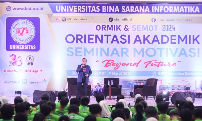 Wakil Rektor II Bidang Non Akademik Universitas BSI, Suharyanto, saat memberikan sambutan dalam acara Ormik dan Seminar Motivasi (Semot).