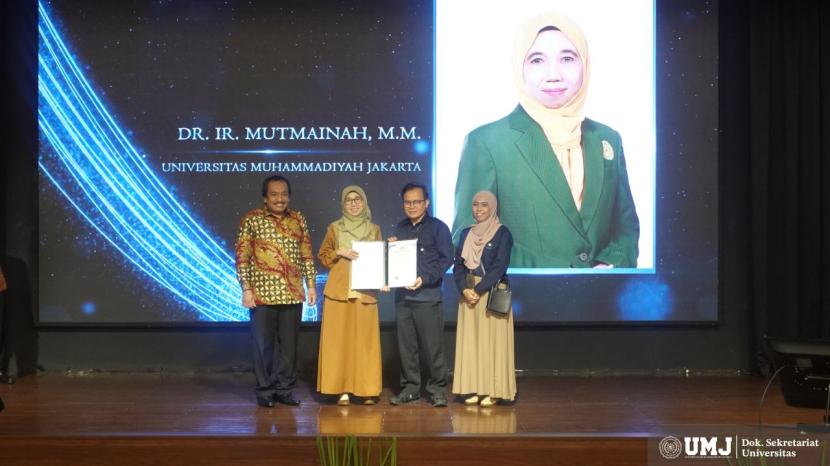 Wakil Rektor II Universitas Muhammadiyah Jakarta (UMJ) menerima Surat Keputusan Kenaikan Jabatan Akademik Dosen sebagai Guru Besar bidang Manajemen Industri, Kamis (31/10/2024).