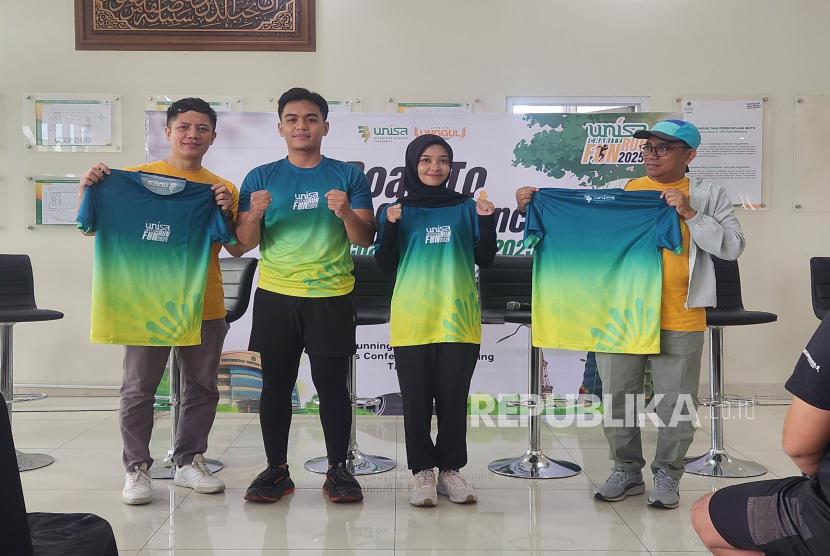 Wakil Rektor IV Unisa Yogyakarta, Ali Imran (kanan) menunjukkan jersey untuk event Unisa Charity Fun Run menyambut milad ke-34 kampus tersebut, Sabtu (20/9/2025).