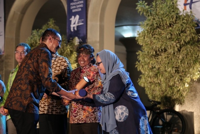 Wakil Rektor UGM, Paripurna, ketika menyerahkan penghargaan Insan  UGM Berprestasi kepada Allisa Wahid, di Balairung Universitas Gadjah Mada,  Rabu (16/10) malam.