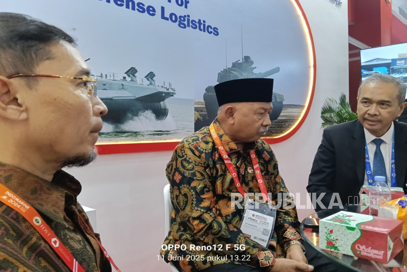 Wakil Rektor V UMS, Prof Supriyono (tengah) saat bertemu langsung dengan Duta Besar Republik Indonesia untuk Uni Emirat Arab, Husin Bagis, dalam ajang The 10th Indonesia’s Official Tri-Service Defence Aerospace, Maritime and Security Event di Jakarta.