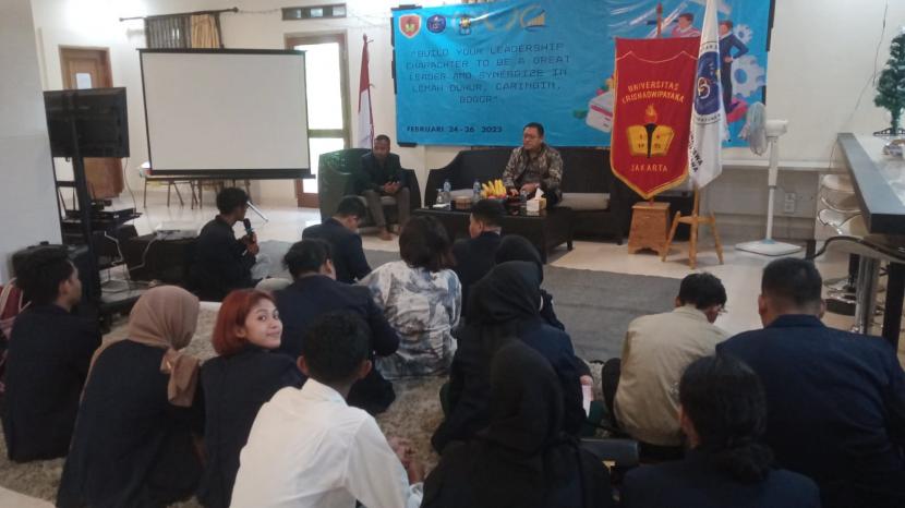 Wakil Rektor (Warek) 3 Unkris Dr Parbuntian Sinaga (duduk di atas panggung/kanan) saat menghadiri  kegiatan team building bagi seluruh pengurus BEM Unkris, belum lama ini.